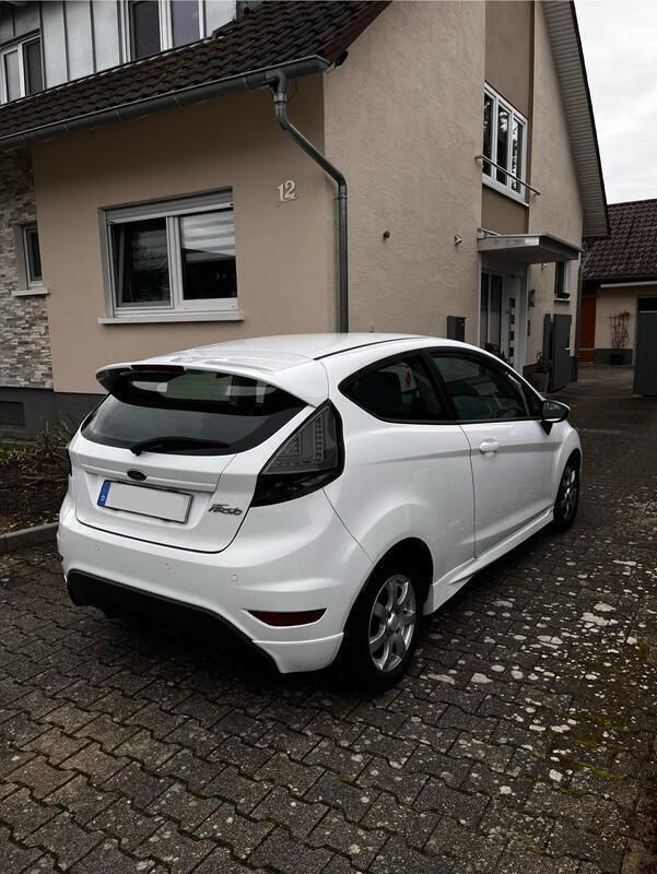 Weiß Gebraucht 2010 Ford Fiesta Kleinwagen | 3.999 € (Fairer Preis) - Bild 1/4
