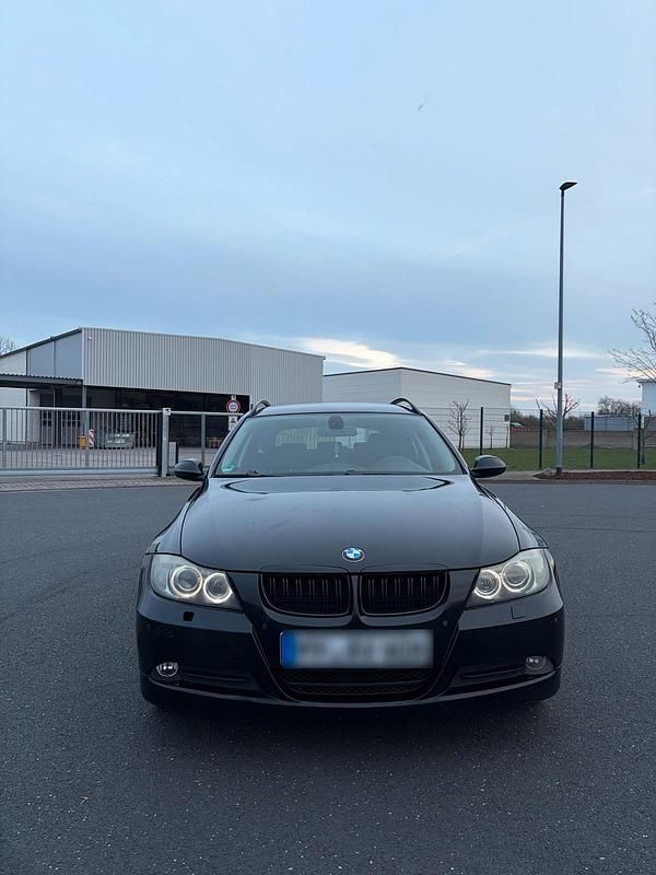 Gebraucht BMW 320 163 PS (119 kW) 2008 Schwarz Kombi