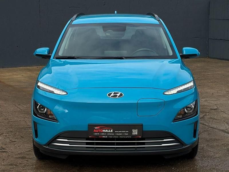 Gebraucht Hyundai Kona Basis 100 kW (136 PS) 2022 Blau SUV