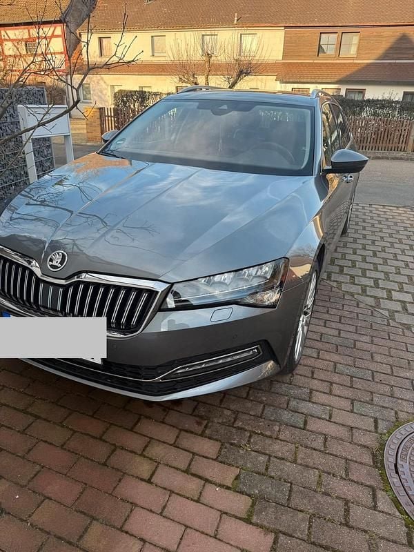 Grau Gebraucht 2022 Skoda Superb Kombi | 28.000 € (Superpreis) - Bild 1/4