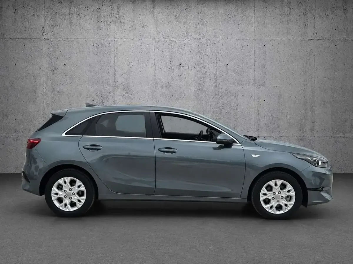 Neu Kia Ceed Vision 140 PS (102 kW) 2025 Grau Kleinwagen