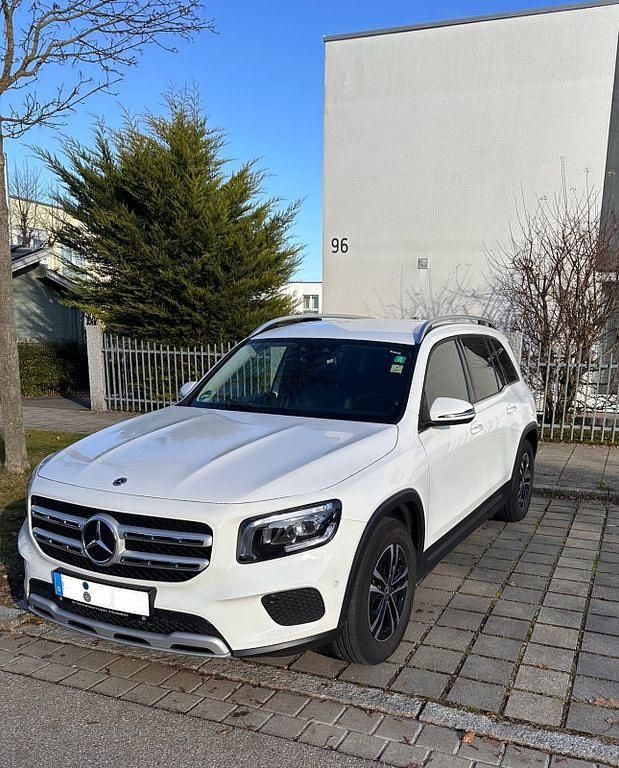 Weiß Gebraucht 2023 Mercedes GLB180 SUV | 25.400 € (Fairer Preis) - Bild 1/4
