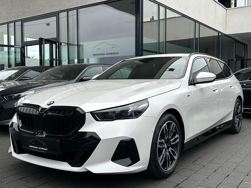 Weiß Gebraucht 2024 BMW 520 M Sport Kombi | 49.780 € (Guter Preis) - Bild 1/4