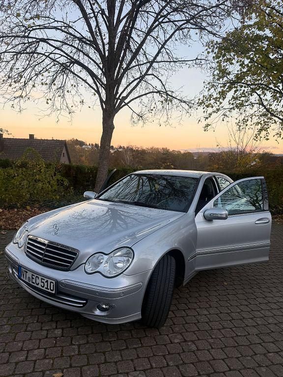 Silber Gebraucht 2006 Mercedes C180 Avantgarde Limousine | 4.250 € (Fairer Preis) - Bild 1/4