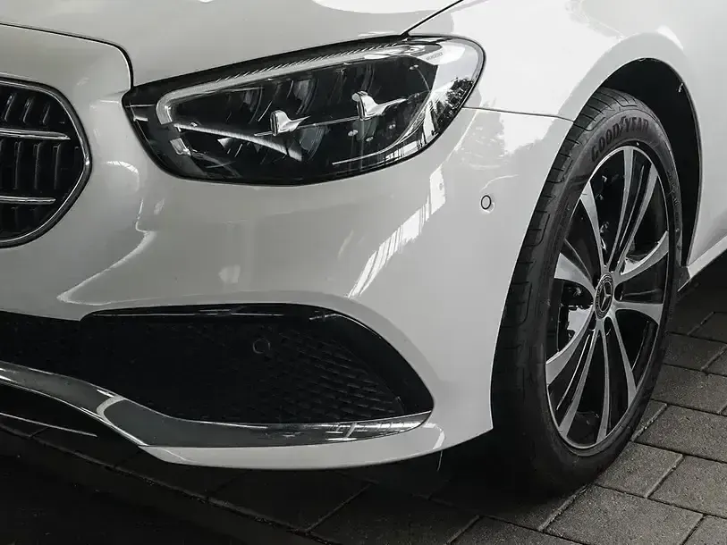 Gebraucht Mercedes E300 Avantgarde 306 PS (225 kW) 2022 Unilack polarweiß Kombi