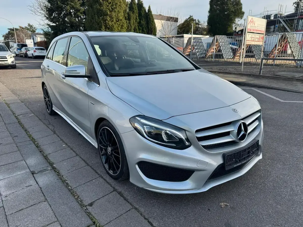 Gebraucht Mercedes B200 AMG line 136 PS (100 kW) 2019 Silber Kleinwagen