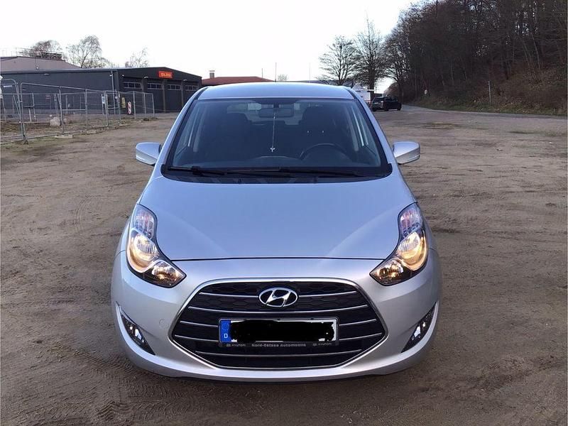 Silber Gebraucht 2016 Hyundai ix20 Passion Kleinwagen | 10.600 € (Fairer Preis) - Bild 1/4