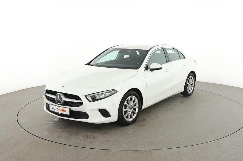 Weiß Gebraucht 2020 Mercedes A220 Progressive Limousine | 25.450 € (Fairer Preis) - Bild 1/3