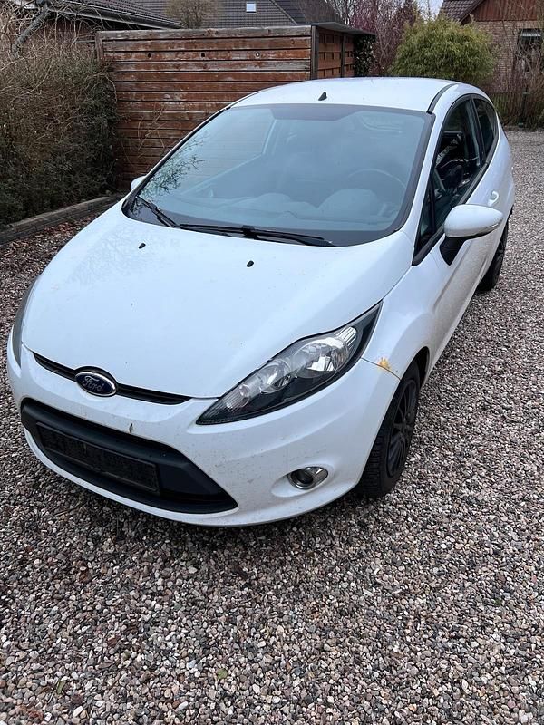 Gebraucht Ford Fiesta 60 PS (44 kW) 2012 Weiß Kleinwagen