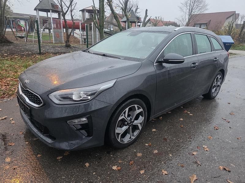 Grau Gebraucht 2018 Kia Ceed Kleinwagen | 12.490 € (Etwas zu teuer) - Bild 1/4