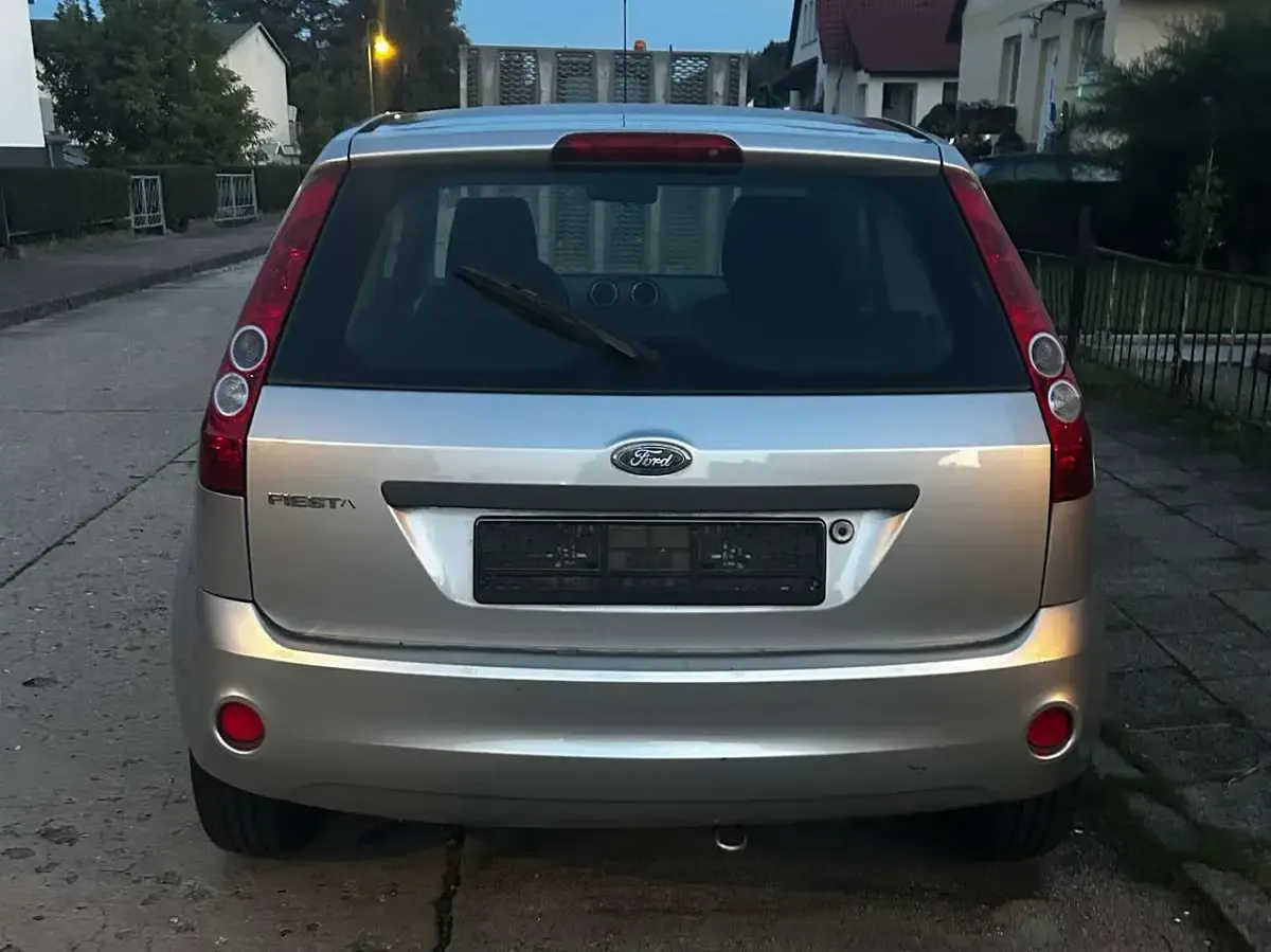 Gebraucht Ford Fiesta 69 PS (50 kW) 2005 Silber Kleinwagen