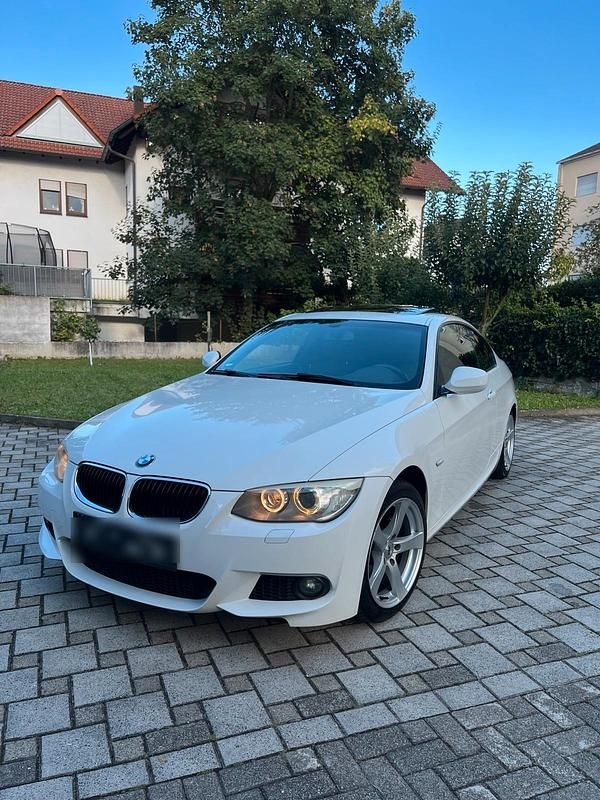 Weiß Gebraucht 2010 BMW 320 M Sport Coupé | 8.900 € (Fairer Preis) - Bild 1/4