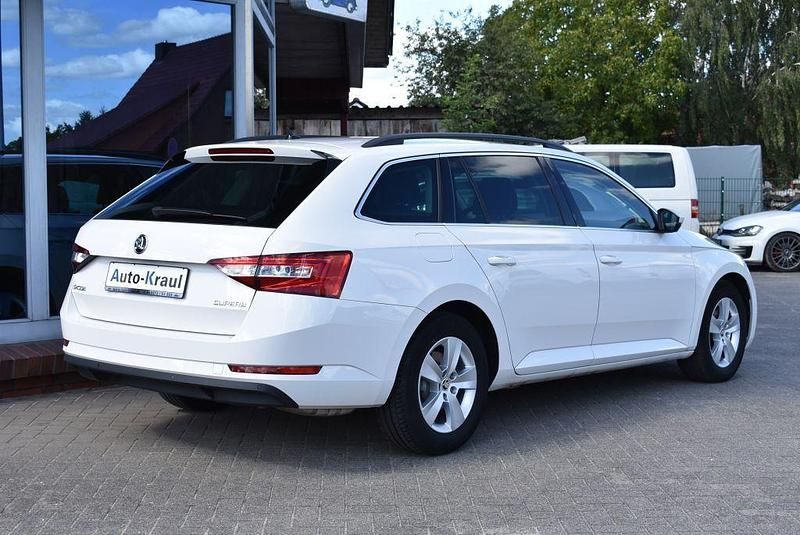 Gebraucht Skoda Superb Ambition 150 PS (110 kW) 2019 Candy white Kombi