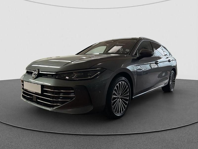 Gebraucht VW Passat Elegance 150 PS (110 kW) 2025 Grau Kombi