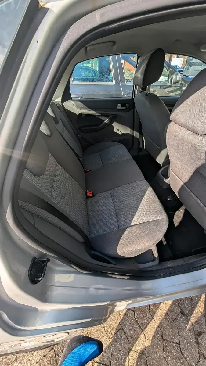 Gebraucht Ford Focus 100 PS (73 kW) 2005 Silber Limousine