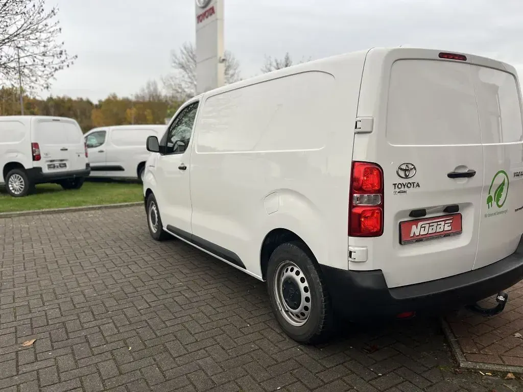 Gebraucht Toyota Proace Comfort 100 kW (136 PS) 2021 Schaumweiß Van / Kleinbus
