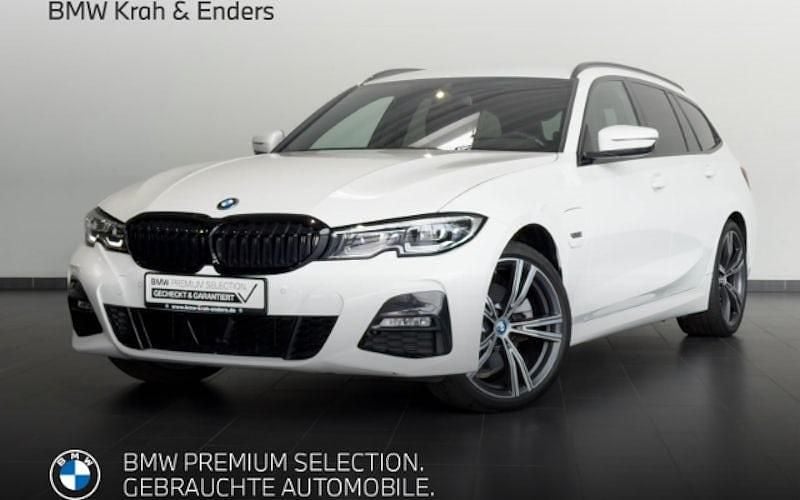 Weiss Gebraucht 2022 BMW 320e M Sport Kombi | 29.950 € (Fairer Preis) - Bild 1/4