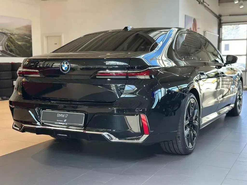 Neu BMW i7 Efficient Dynamics 334 kW (455 PS) 2026 Saphirschwarz Limousine