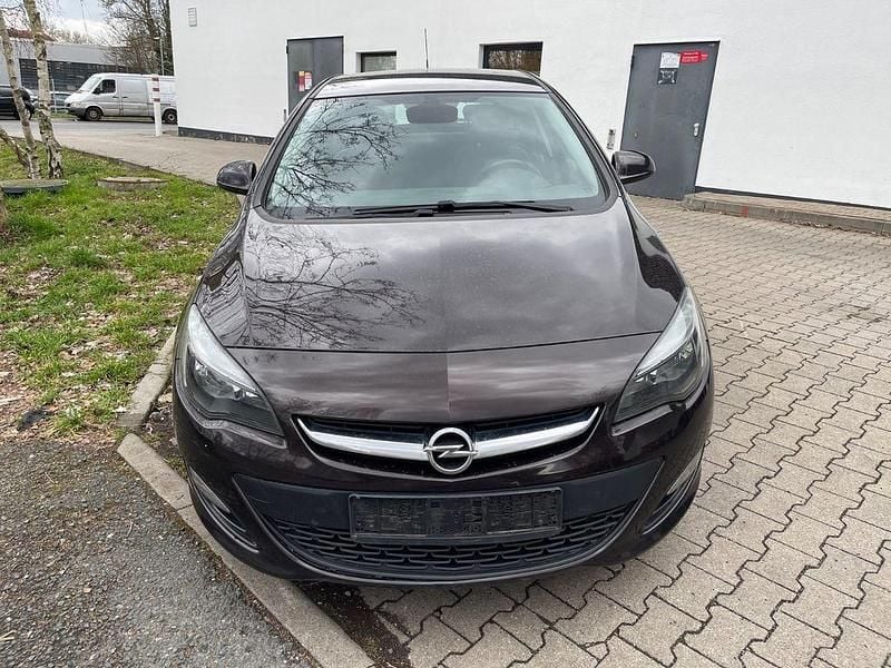 Gebraucht Opel Astra Edition 116 PS (85 kW) 2014 Braun Limousine