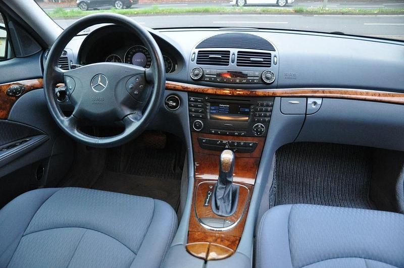 Gebraucht Mercedes E200 Elegance 163 PS (119 kW) 2003 Teallitblau Limousine