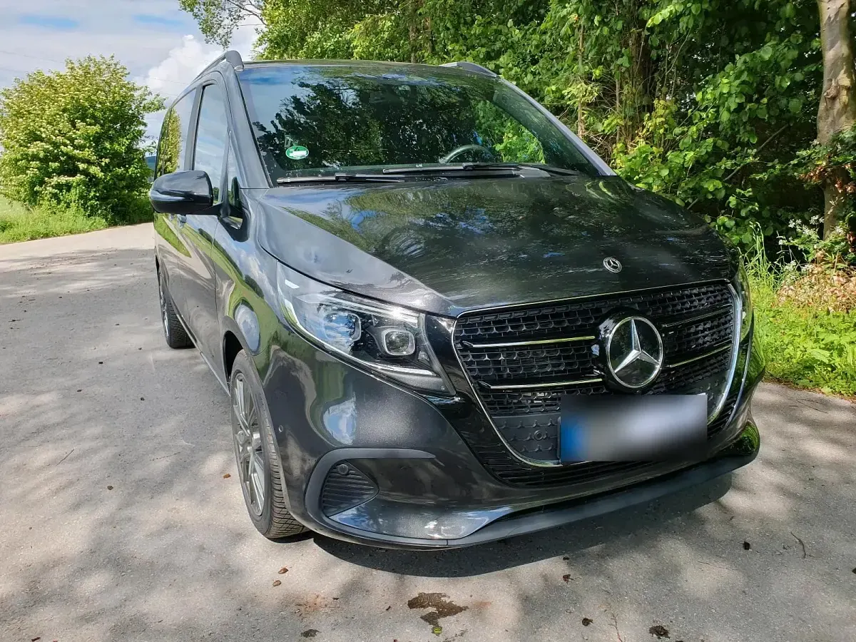 Gebraucht Mercedes V220 Style 163 PS (119 kW) 2024 Grau Van / Kleinbus
