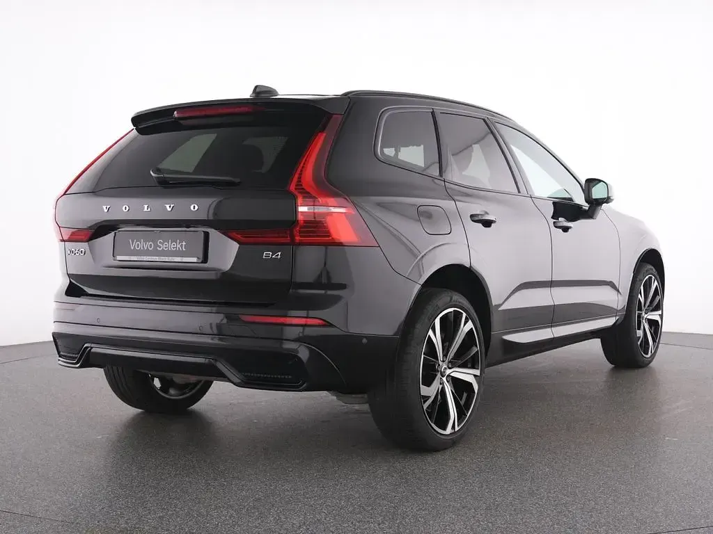 Gebraucht Volvo XC60 Plus 197 PS (144 kW) 2023 Schwarz onyx black / metallic SUV