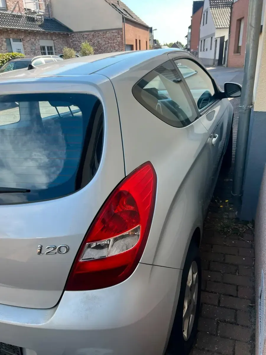 Gebraucht Hyundai i20 77 PS (56 kW) 2013 Silber Kleinwagen