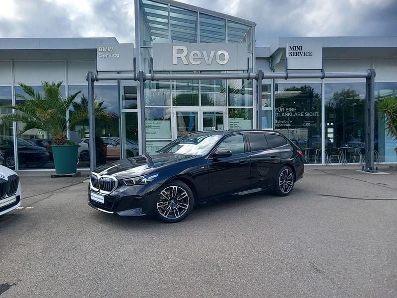 Black sapphire metallic Gebraucht 2024 BMW 520 M Sport Kombi | 54.880 € (Superpreis) - Bild 1/4