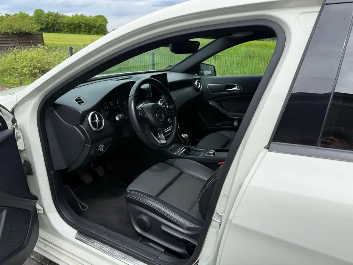 Gebraucht Mercedes A180 122 PS (89 kW) 2016 Weiß Kleinwagen