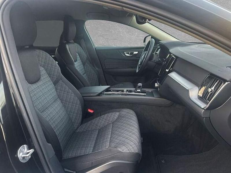 Gebraucht Volvo V60 Core 197 PS (144 kW) 2025 Onyx schwarz Kombi