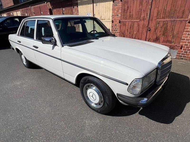 Weiß Gebraucht 1980 Mercedes 250 Limousine | 13.900 € - Bild 1/4