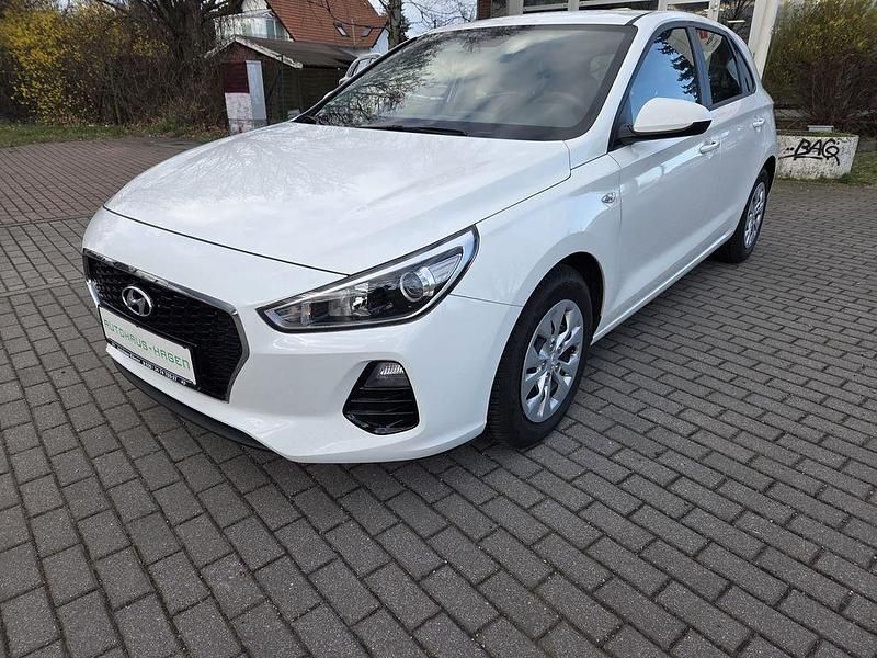 Gebraucht Hyundai i30 Pure 101 PS (74 kW) 2017 Weiß Limousine