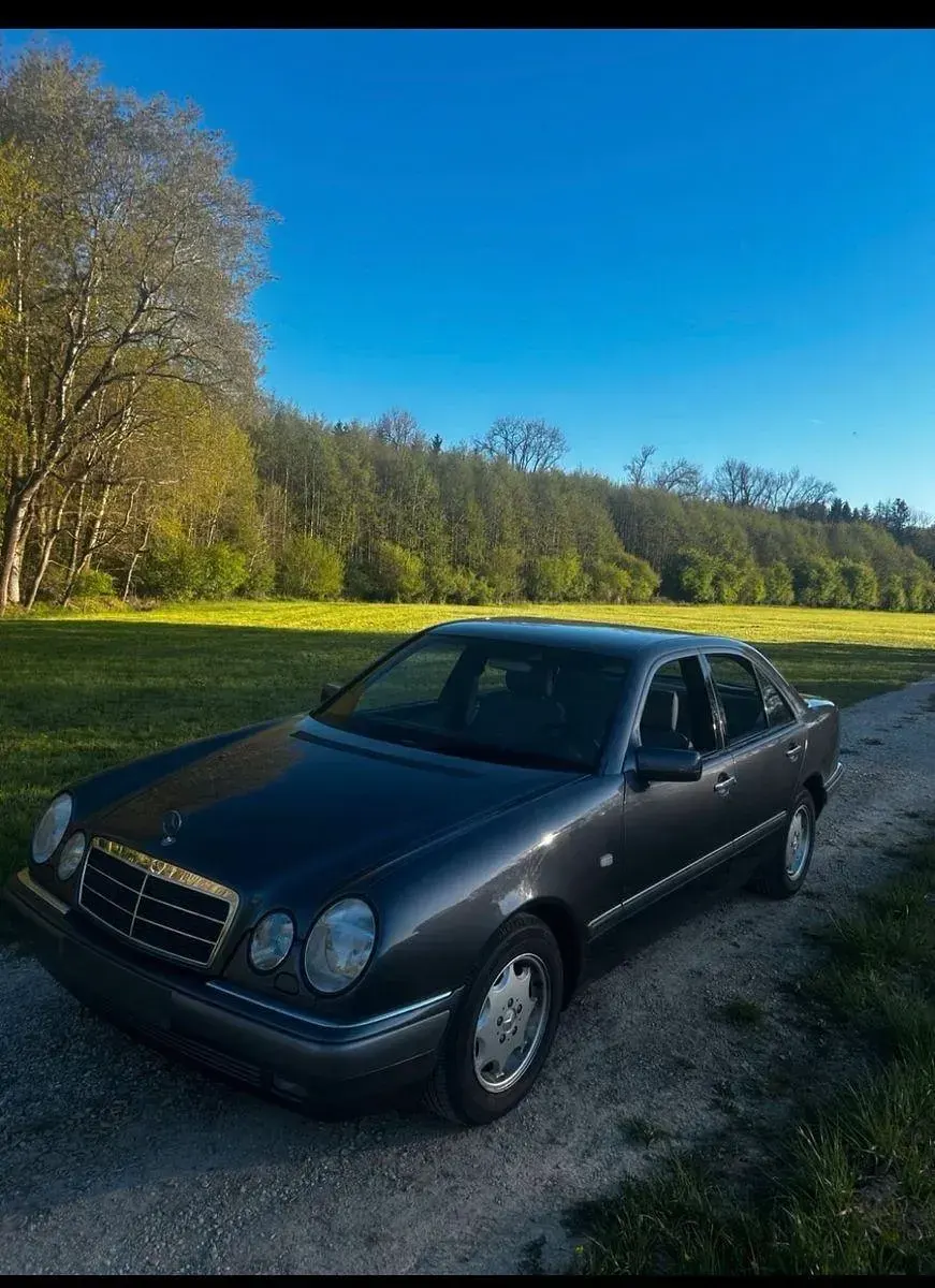 Gebraucht Mercedes E240 Elegance 170 PS (125 kW) 1997 Grau Limousine