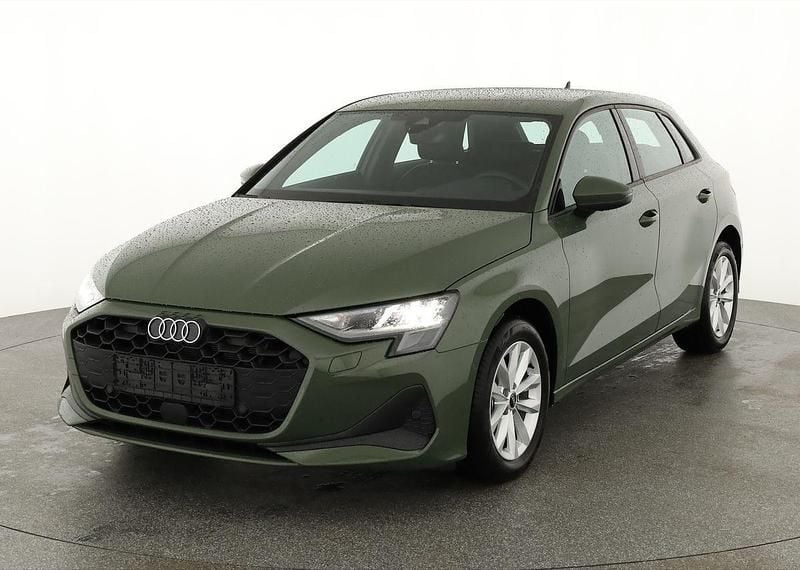 Distrikt grün metallic Neu 2025 Audi A3 Ambiente | 34.445 € (Guter Preis) - Bild 1/4