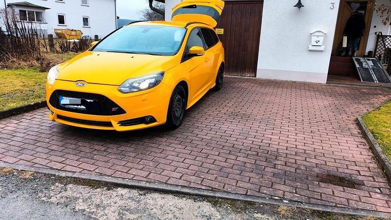 Gebraucht Ford Focus Sport 250 PS (183 kW) 2014 Gelb Limousine