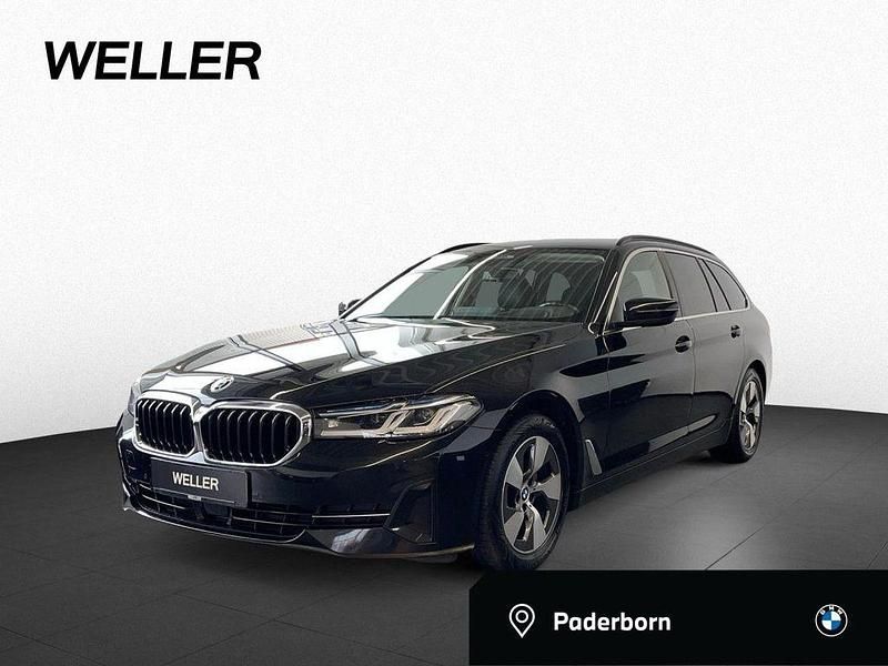 Schwarz Gebraucht 2023 BMW 520 Sport Line Kombi | 31.900 € (Superpreis) - Bild 1/4