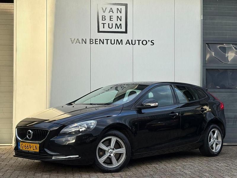 Schwarz Gebraucht 2018 Volvo V40 Kombi | 8.900 € (Fairer Preis) - Bild 1/4