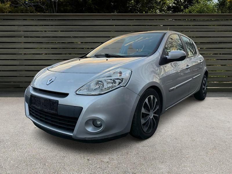 Grau Gebraucht 2013 Renault Clio III Collection Limousine | 2.990 € (Guter Preis) - Bild 1/4