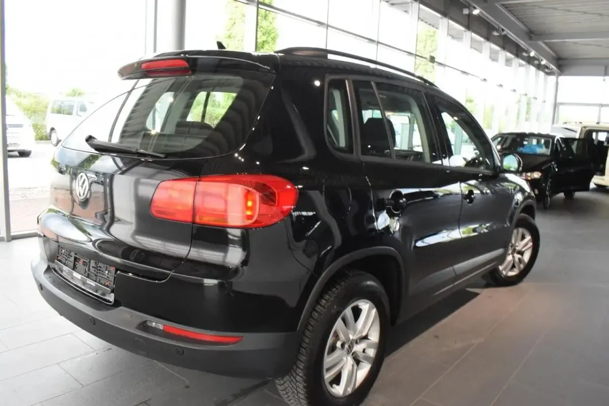 Gebraucht VW Tiguan Trendline 125 PS (91 kW) 2015 Schwarz SUV