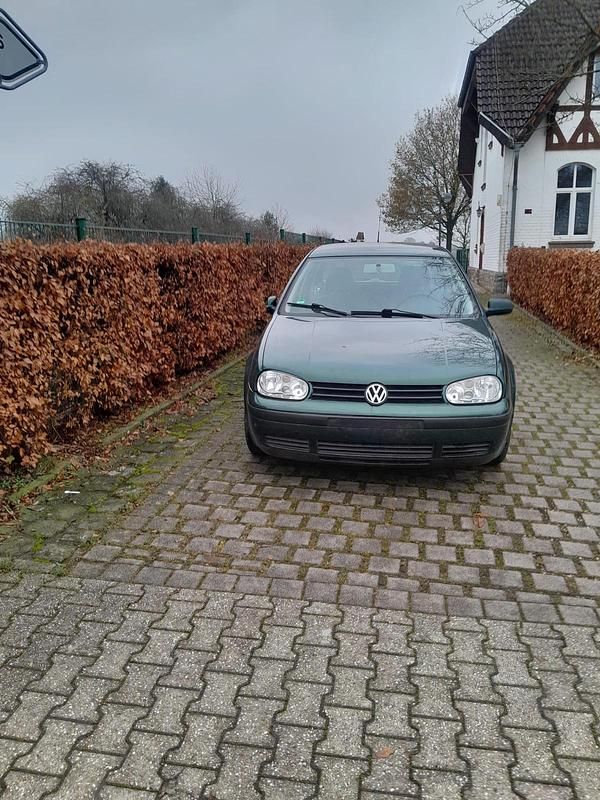Grün Gebraucht 1999 VW Golf IV Kleinwagen | 650 € - Bild 1/4