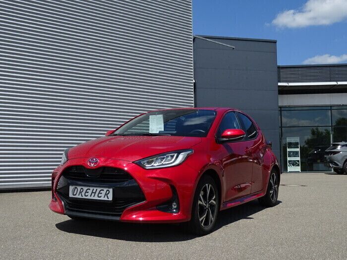 Emotional red Gebraucht 2024 Toyota Yaris Hybrid Style Kleinwagen | 22.690 € (Fairer Preis) - Bild 1/4