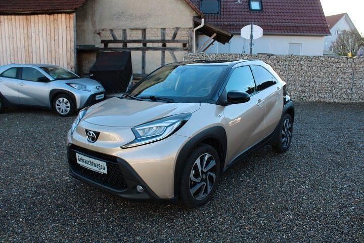 Beige Gebraucht 2023 Toyota Aygo Play Kleinwagen | 16.999 € (Teuer) - Bild 1/4