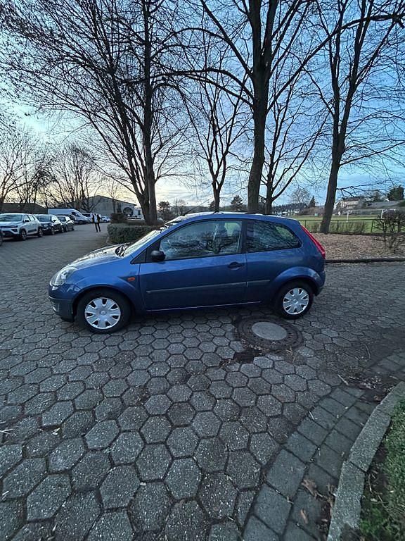 Gebraucht Ford Fiesta 60 PS (44 kW) 2006 Blau Kleinwagen