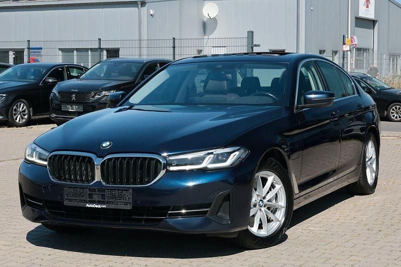 Blau Gebraucht 2021 BMW 545e Executive Limousine | 27.251 € - Bild 1/4