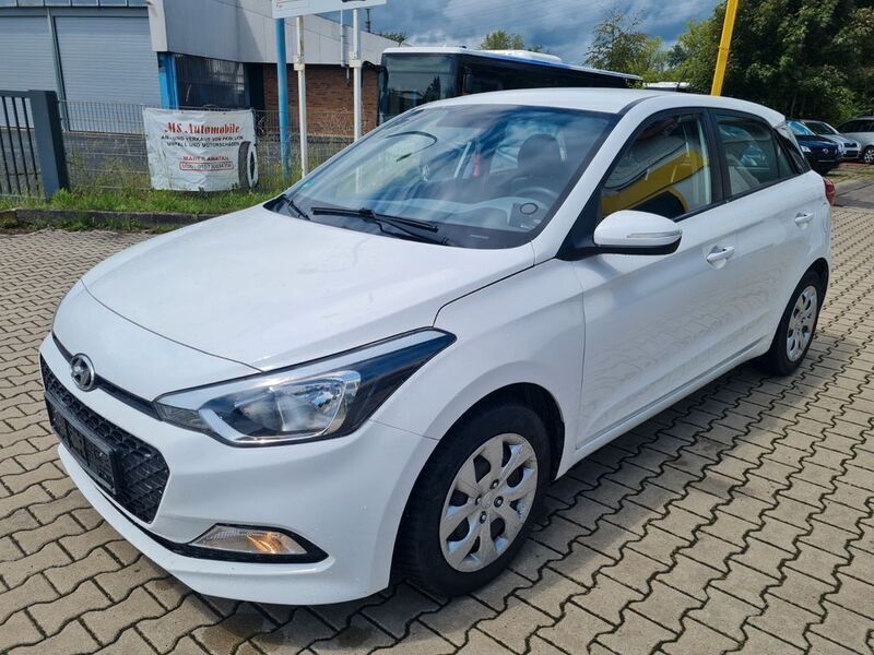 Weiß Gebraucht 2017 Hyundai i20 GO! Limousine | 6.900 € (Guter Preis) - Bild 1/4