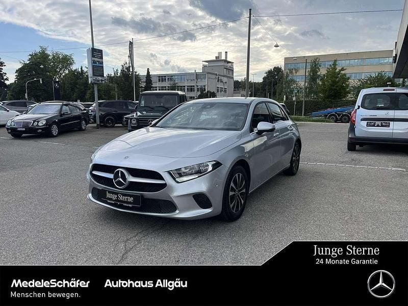 Iridiumsilber (metallic) Gebraucht 2021 Mercedes A180 Style Limousine | 21.960 € (Guter Preis) - Bild 1/4