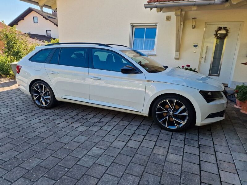 Weiß Gebraucht 2019 Skoda Superb SportLine Kombi | 22.500 € (Fairer Preis) - Bild 1/4