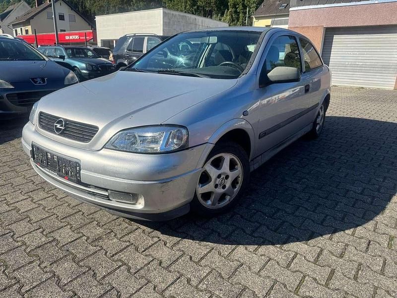 Grau Gebraucht 1998 Opel Astra Sportive Limousine | 1.699 € - Bild 1/2