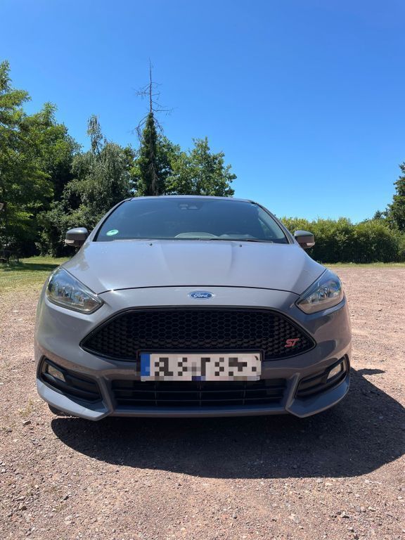 Grau Gebraucht 2017 Ford Focus Sport Limousine | 17.500 € (Fairer Preis) - Bild 1/4