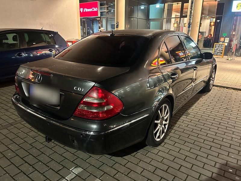 Schwarz Gebraucht 2005 Mercedes E270 Limousine | 1.999 € - Bild 1/4